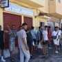 Varias personas hacen cola en un punto de atención humanitaria en Ceuta. Gabriela Sardá Núñez / Europa Press