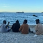 Varios migrantes en la playa del Trampolín de Ceuta. Iván Zambrano/Europa Press.