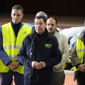 Juanma Moreno junto  Pedro Sánchez