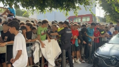 Niños y niñas esperan a las puertas de la Jefatura Superior de Policía de Ceuta para que les registren. Gabriela Sardá Núñez/Europa Press.