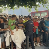 EuropaPress 7704633 ninos ninas esperan puertas jefatura superior policia ceuta les registren