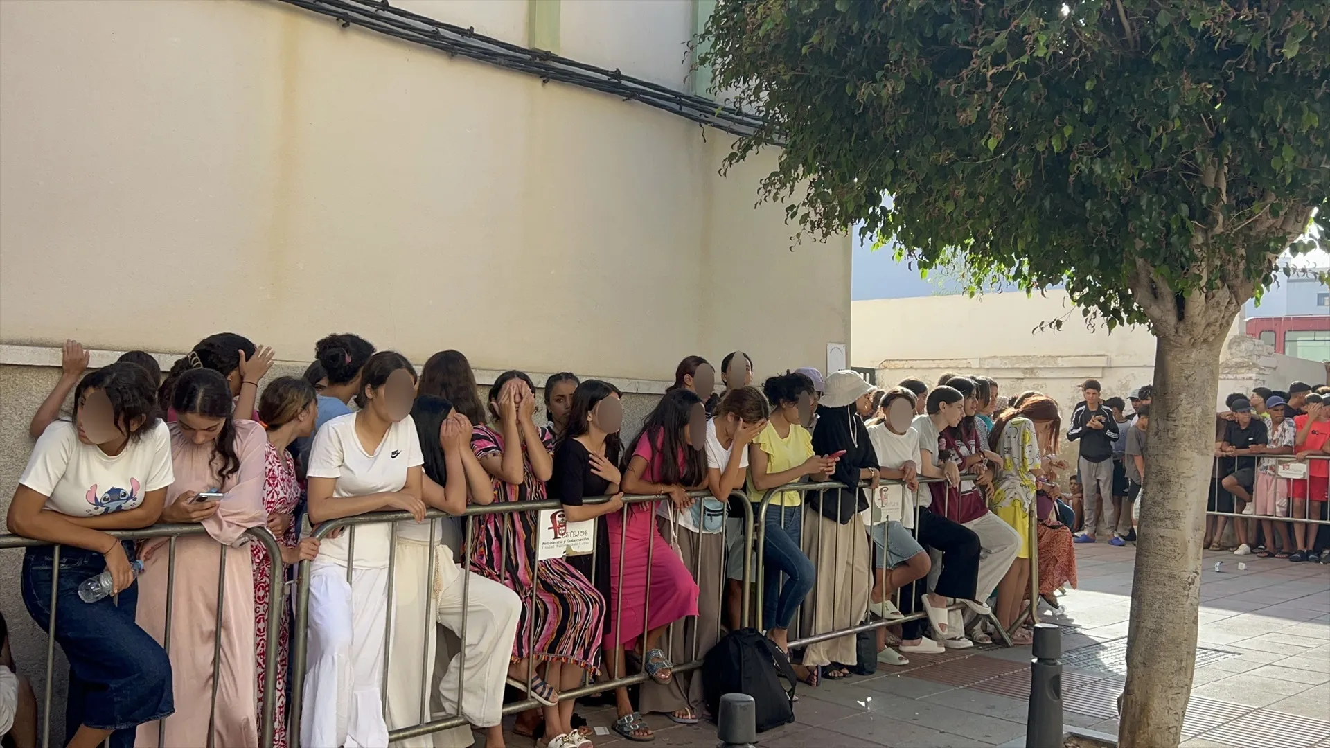 EuropaPress 7704631 ninos ninas esperan puertas jefatura superior policia ceuta les registren