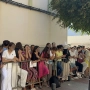 Niños y niñas esperan a las puertas de la Jefatura Superior de Policía de Ceuta para que les registren, a 7 de agosto de 2026, en Ceuta. Gabriela Sardá Núñez / Europa Press