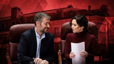 El consejero de Presidencia, Justicia y Administración Local, y presidente de Planifica Madrid, Miguel Ángel García Martín, junto a  la presidenta de la Comunidad de Madrid, Isabel Díaz Ayuso. De fondo, el polémico ático de lujo de Chamberí. Elaboración propia (Imágenes de Europa Press)