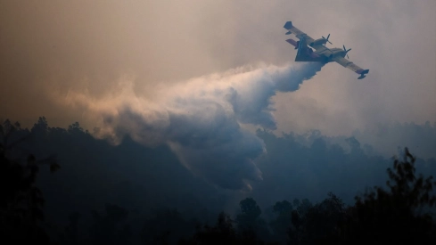 Una aeronave del Infoca combate el incendio forestal declarado en la localidad onubense de Niebla. Clara Carrasco / Europa Press