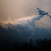 Una aeronave del Infoca combate el incendio forestal declarado en la localidad onubense de Niebla. Clara Carrasco / Europa Press