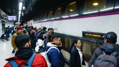 Viajeros cogen un tren en la Estación de Sants