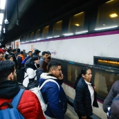 EuropaPress 7244404 viajeros cogen tren estacion sants 26 enero 2026 barcelona catalunya espana