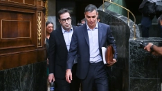 El presidente del Gobierno, Pedro Sánchez (d), y el vicepresidente primero y ministro de Economía, Comercio y Empresa, Carlos Cuerpos (i). Foto de archivo: Gustavo Valiente / Europa Press