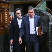 El presidente del Gobierno, Pedro Sánchez (d), y el vicepresidente primero y ministro de Economía, Comercio y Empresa, Carlos Cuerpos (i). Foto de archivo: Gustavo Valiente / Europa Press