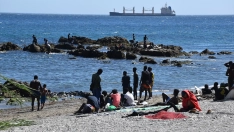 Varias personas en la playa del Trampolín, a 5 de agosto de 2026, en Ceuta. Gabriela Sardá Núñez / Europa Press