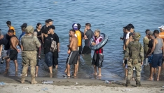 Decenas de migrantes intentan cruzar a España desde Marruecos.  Marcos Moreno / Europa Press