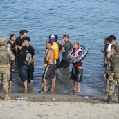 Decenas de migrantes intentan cruzar a España desde Marruecos.  Marcos Moreno / Europa Press