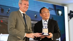 El presidente de la Xunta de Galicia, Alfonso Rueda recibiendo al primer buque transportador de vehículos del gigante automotriz chino SAIC Motor. Raúl Lomba/Europa Press.