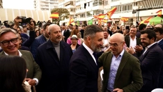 El presidente de Vox, Santiago Abascal, saluda al eurodiputado de Vox Jorge Buxadé. Álex Zea / Europa Press