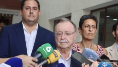 El presidente de la Ciudad Autónoma de Ceuta, Juan Jesús Vivas, realiza declaraciones a los medios. Gabriela Sardá Núñez / Europa Press