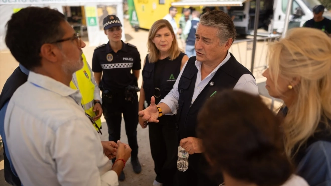 El vicepresidente primero y consejero de la Presidencia, Sanidad y Emergencias, Antonio Sanz (3d), asiste en el PMA a la reunión de coordinación por el incendio de Niebla (Huelva). Clara Carrasco / Europa Press