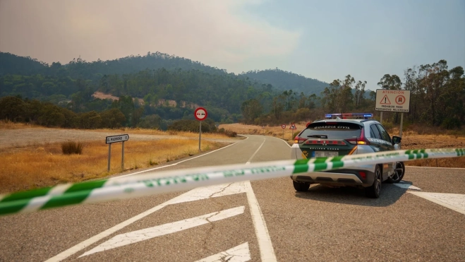 La Guardia Civil corta la carretera de acceso a El Madroño por el incendio forestal de Niebla (Huelva). Francisco J. Olmo / Europa Press