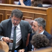 El presidente de Vox, Santiago Abascal (d), durante la celebración de una sesión extraordinaria del Pleno del Congreso de los Diputados. Jesús Hellín / Europa Press