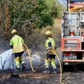 Varios bomberos trabajan en las labores de extinción, a 10 de agosto de 2026, en Castellón. Ángel Sánchez / Europa Press
