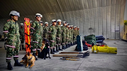 Cinco pelotones de soldados rescatistas del Ejército de Colombia, preparados para ser desplegados en las zonas más afectadas por el grave terremoto. Fuente: @COL_EJERCITO en X
