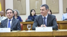 El presidente del Gobierno, Pedro Sánchez (d), acompañado del ministro de Asuntos Exteriores, José Manuel Albares (i). Foto de archivo: Jesús Hellín / Europa Press