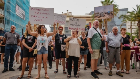 Decenas de personas durante una manifestación para reclamar la supresión del aforamiento del expresidente de la Generalitat Carlos Mazón. Jorge Gil/Europa Press.