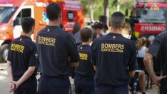Varios bomberos junto a sus camiones de bomberos. David Zorrakino / Europa Press