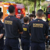 Varios bomberos junto a sus camiones de bomberos. David Zorrakino / Europa Press