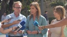 La vicesecretaria nacional de Sanidad y Política Social del PP, Carmen Fúnez (c), atiende a los medios de comunicación junto con la consejera de Sanidad y Servicios Sociales de Ceuta, Nabila Bezina (d), y el coordinador de Fondos Europeos en Ceuta, Guillermo Martínez. Gabriela Sardá Núñez / Europa Press