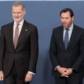 El Rey Felipe VI (i) junto al ministro de Transportes, Óscar Puente (d), en el Palacio Real de El Pardo. Foto de archivo: Diego Radamés / Europa Press