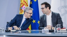 El ministro de Hacienda, Arcadi España, y el vicepresidente primero y ministro de Economía, Comercio y Empresa, Carlos Cuerpo, durante una rueda de prensa posterior al Consejo de Ministros. Foto de archivo: Carlos Luján / Europa Press
