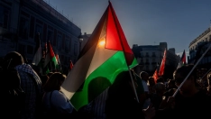 Varias personas con banderas palestinas, durante una concentración en la Puerta del Sol en solidaridad con Palestina. Foto de archivo: Ricardo Rubio / Europa Press