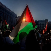 Varias personas con banderas palestinas, durante una concentración en la Puerta del Sol en solidaridad con Palestina. Foto de archivo: Ricardo Rubio / Europa Press