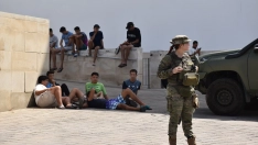 Varios militares dan apoyo a efectivos de la Policía Nacional en Ceuta. Gabriela Sardá Núñez / Europa Press