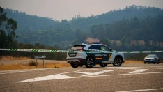 La Guardia Civil corta la carretera de acceso a El Madroño por el incendio forestal de Niebla (Huelva). francisco J. Olmo/Europa Press.