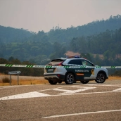 La Guardia Civil corta la carretera de acceso a El Madroño por el incendio forestal de Niebla (Huelva). francisco J. Olmo/Europa Press.