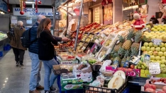 Varias personas hacen compras. A. Pérez Meca / Europa Press