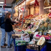 Varias personas hacen compras. A. Pérez Meca / Europa Press