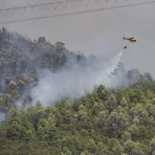 Un helicóptero bombardero trabaja en las tareas de extinción. Verónica Lacasa/Europa Press.