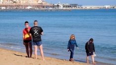 EuropaPress 3520937 varias personas pasean playa melilla espana 17 enero 2021 ciudad alcanzara