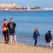 EuropaPress 3520937 varias personas pasean playa melilla espana 17 enero 2021 ciudad alcanzara