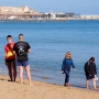Varias personas pasean en una playa de Melilla. Óscar Giménez/Europa Press.