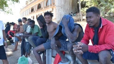 EuropaPress 7702441 varias personas esperan exterior centro estancia temporal inmigrantes ceti