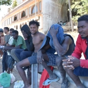 EuropaPress 7702441 varias personas esperan exterior centro estancia temporal inmigrantes ceti