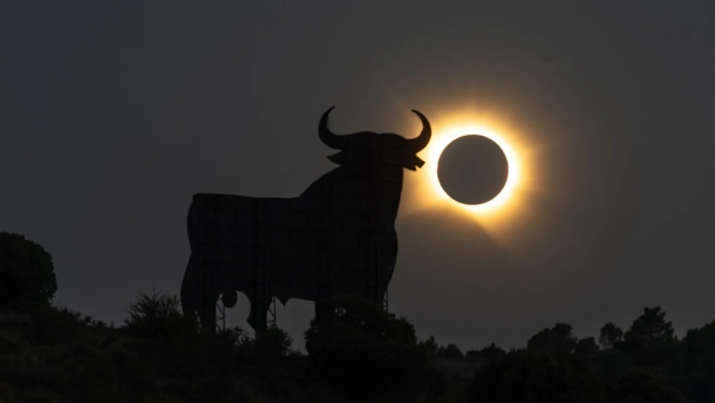 El toro de Osborne de Calatayud durante el eclipse solar total de 2026, a 12 de agosto de 2026, en Zaragoza. Jesús Hellín / Europa Press
