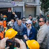 El nuevo presidente ultraderechista de Colombia, Abelardo De La Espriella, en las zonas afectadas por el grave terremoto del pasado lunes. Fuente: @ABDELAESPRIELLA