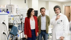 Díaz Ayuso, junto, Sergio López, y el ex gerente del Hospital, Carlos Mur