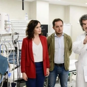 Díaz Ayuso, junto, Sergio López, y el ex gerente del Hospital, Carlos Mur