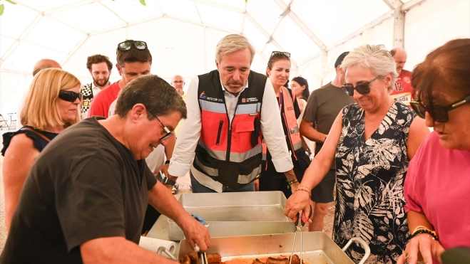 The president of Aragon, Jorge Azcón, eats with people evacuated due to a forest fire in the Ayerbe sports center, on August 14, 2026, in Las Peñas de Riglos, Hoya de Huesca. Ramón Comet / Europa Press The president of Aragon, Jorge Azcón, eats with people evacuated due to a forest fire in the Ayerbe sports center, on August 14, 2026, in Las Peñas de Riglos, Hoya de Huesca. Ramón Comet / Europa Press